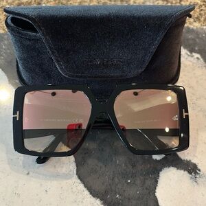 Chic Black Sunglasses